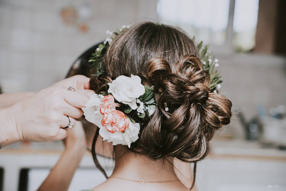 cheveux bruns attachés en chignon avec fleurs