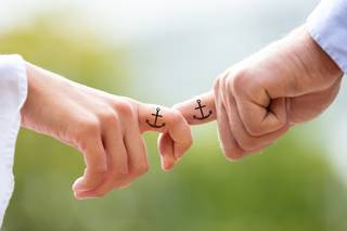 Tatouages pour les couples sujr le doigts