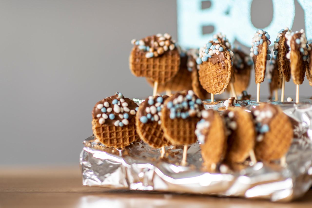 Stroopwafels sur bâton avec topping de perles comestibles