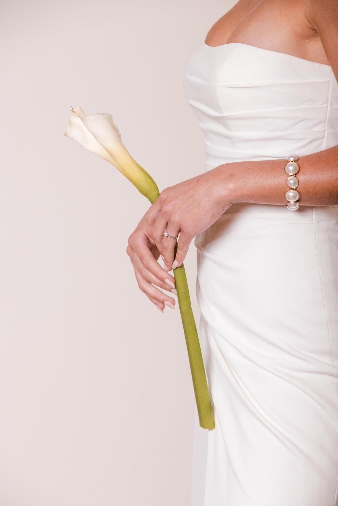 bouquet mariage arum blanc, bouquet mariée avec arum une seule fleur