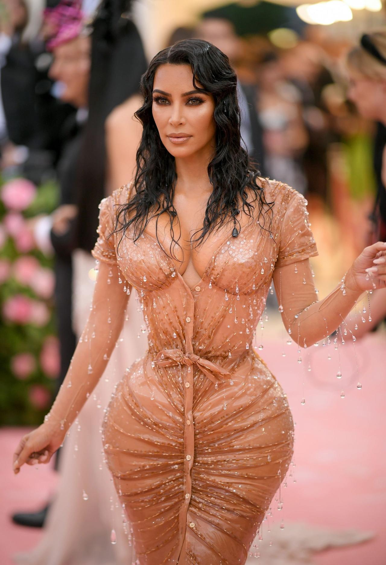 kim kardashian avec wet look bouclé, coiffure invitée