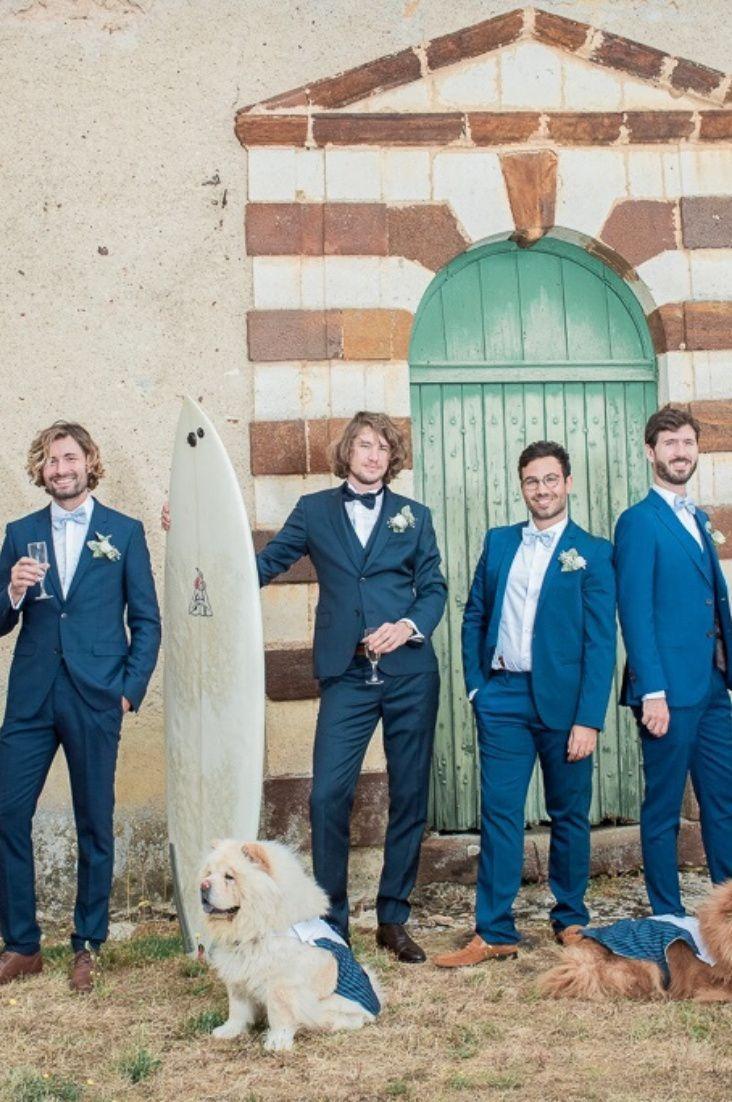 temoins de mariage entourés du chien avec son costume de mariage lui aussi