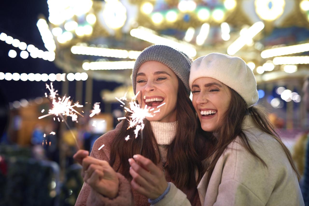 deux femmes avec des cierges sur le marché de noel, noel en couple, en famille, meilleure destination noel