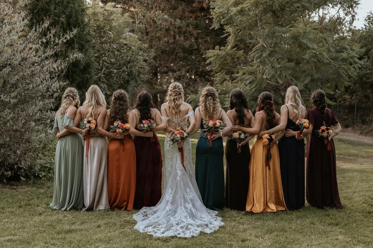 demoiselles d'honneur dépareillées, avec des robes de couleurs différentes, tendance mariage