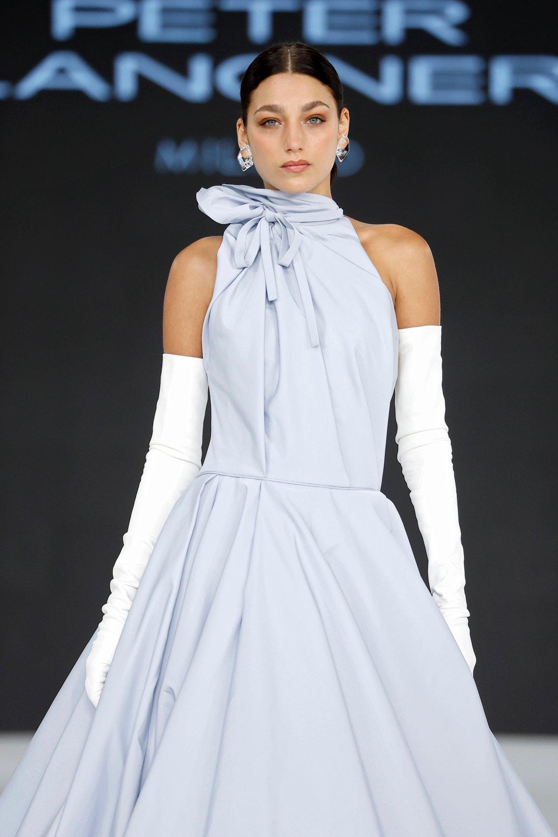 invitée mariage robe princesse bleu ciel et gants longs blancs, invitee mariage couleur tendance bleu glacier