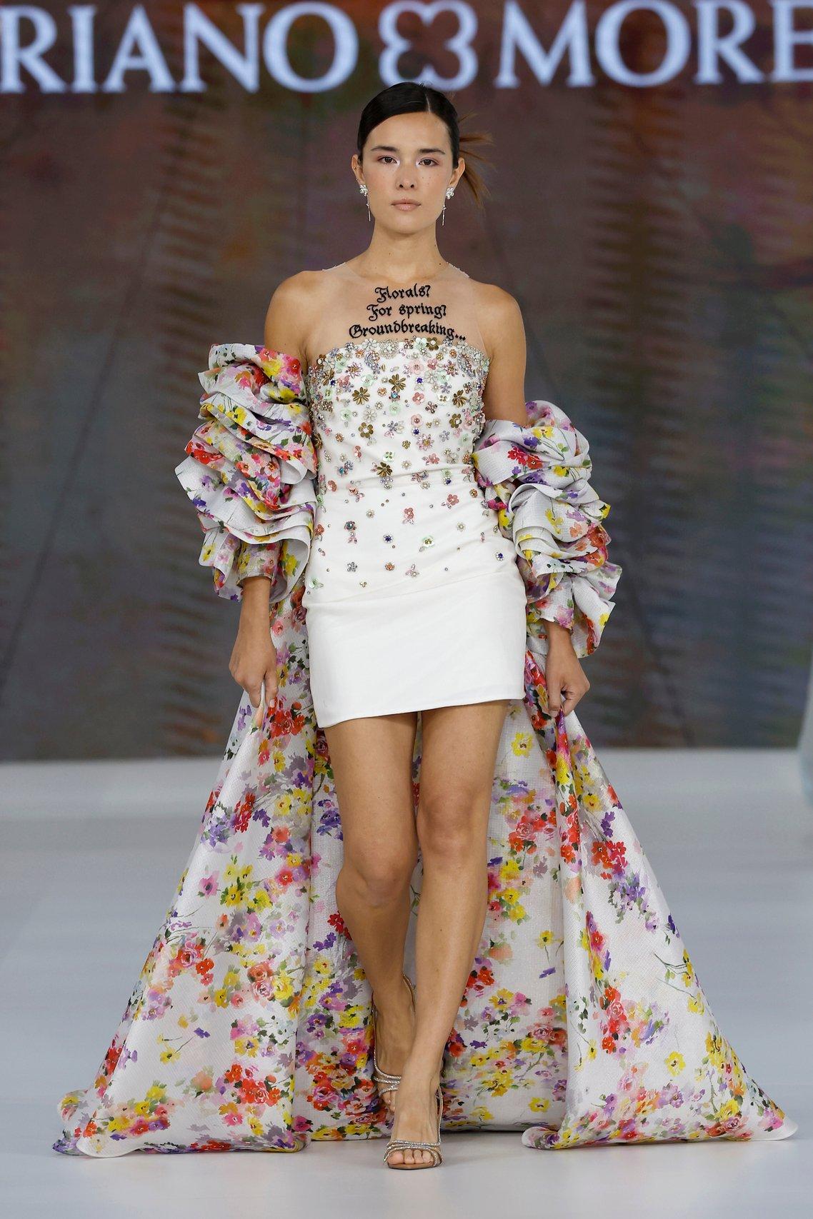 mini robe de mariée bustier a fleurs et strass, avec cape a fleurs multicolores et volants, tendances 