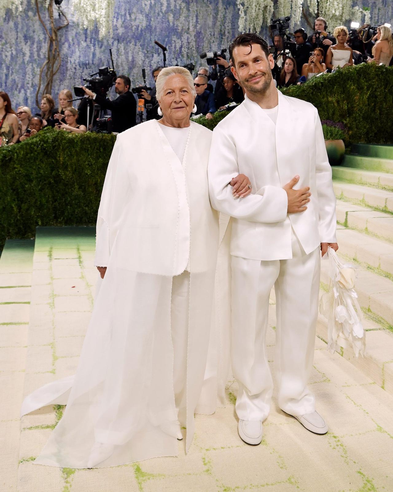 look homme blanc, veste pantalon et chaussures assortis, all white, simon porte jacquemus avec sa grand mere au met gala 2026