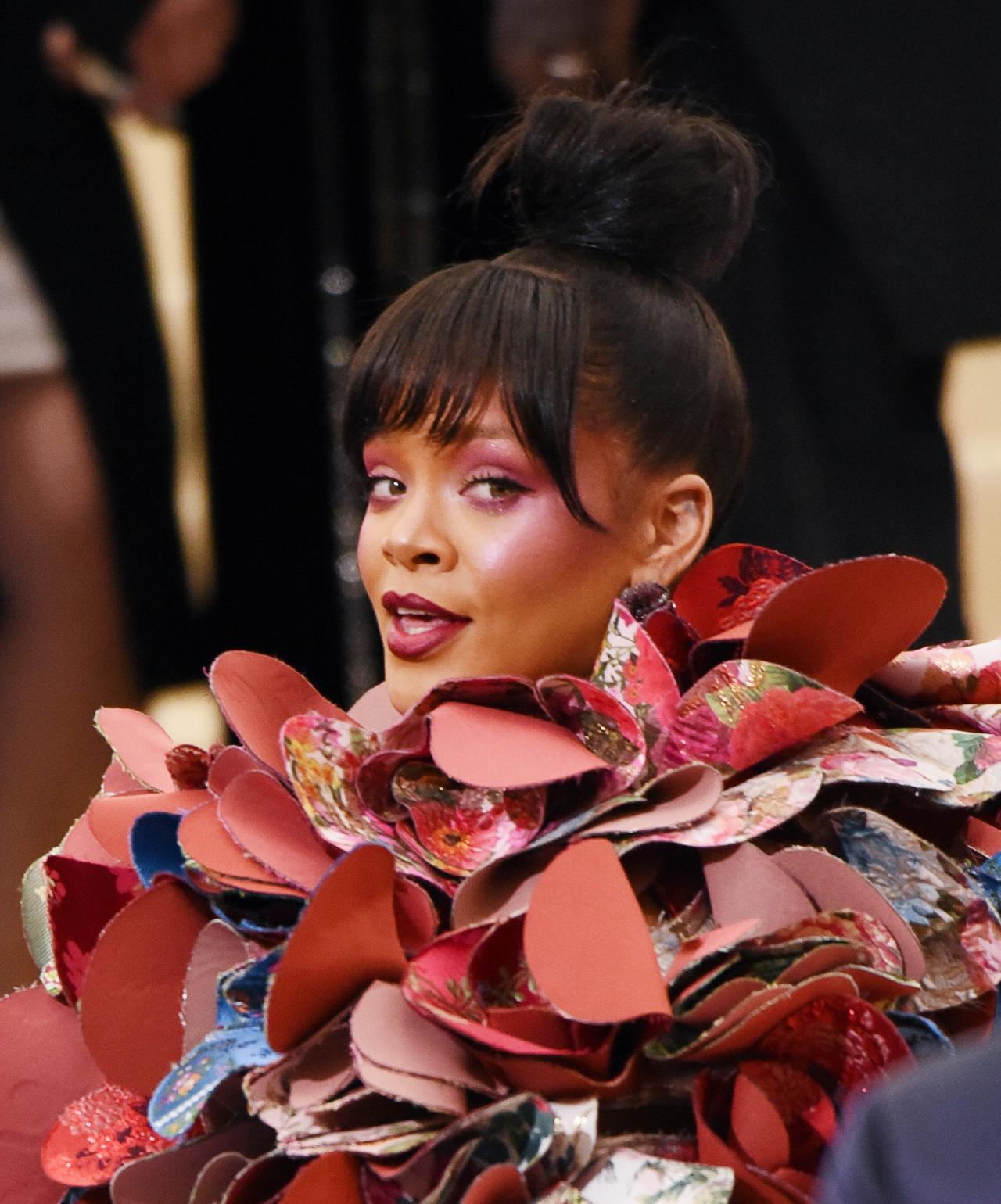rihanna avec maquillage rose