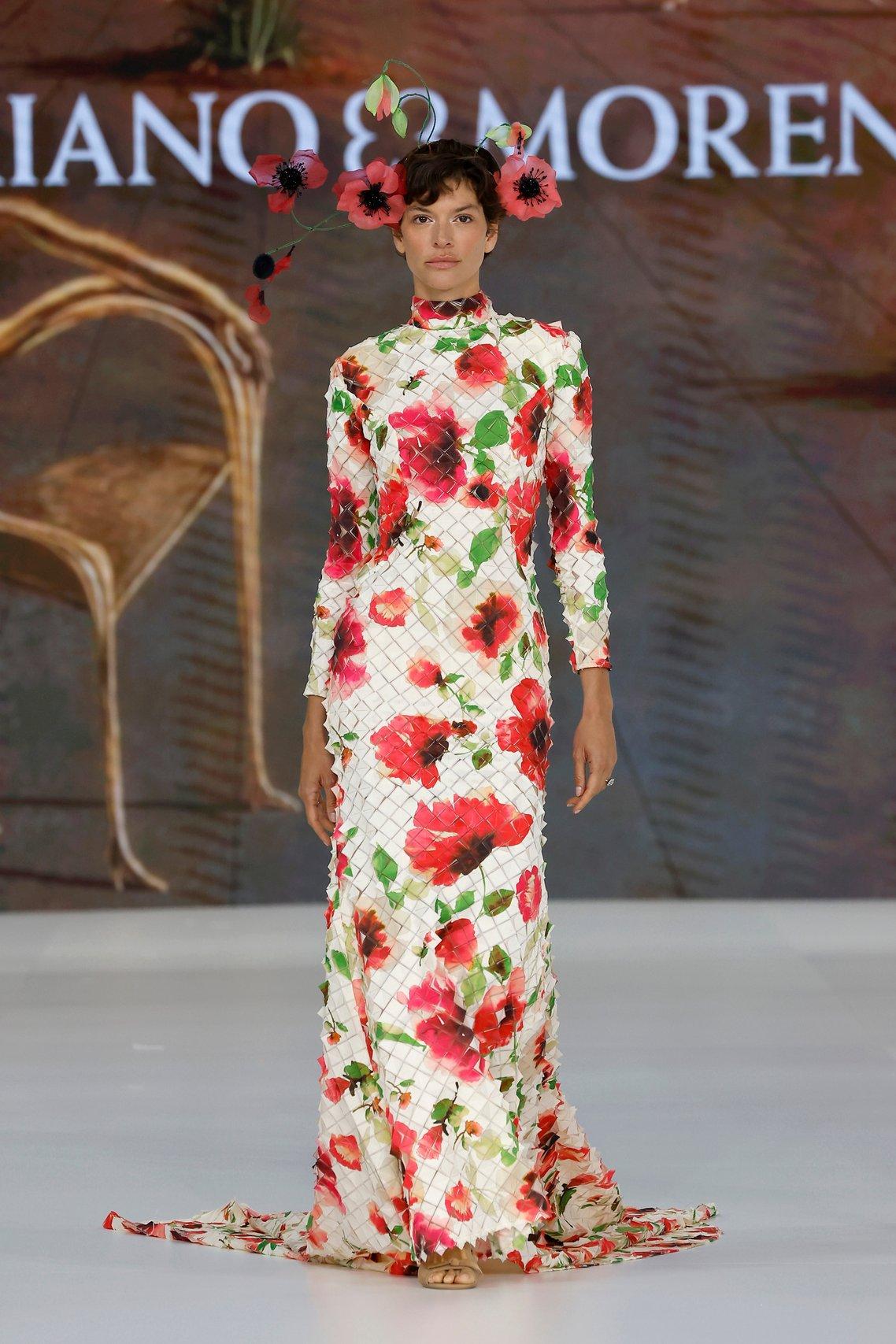 robe de mariée a motifs fleuris tons verts et rouges