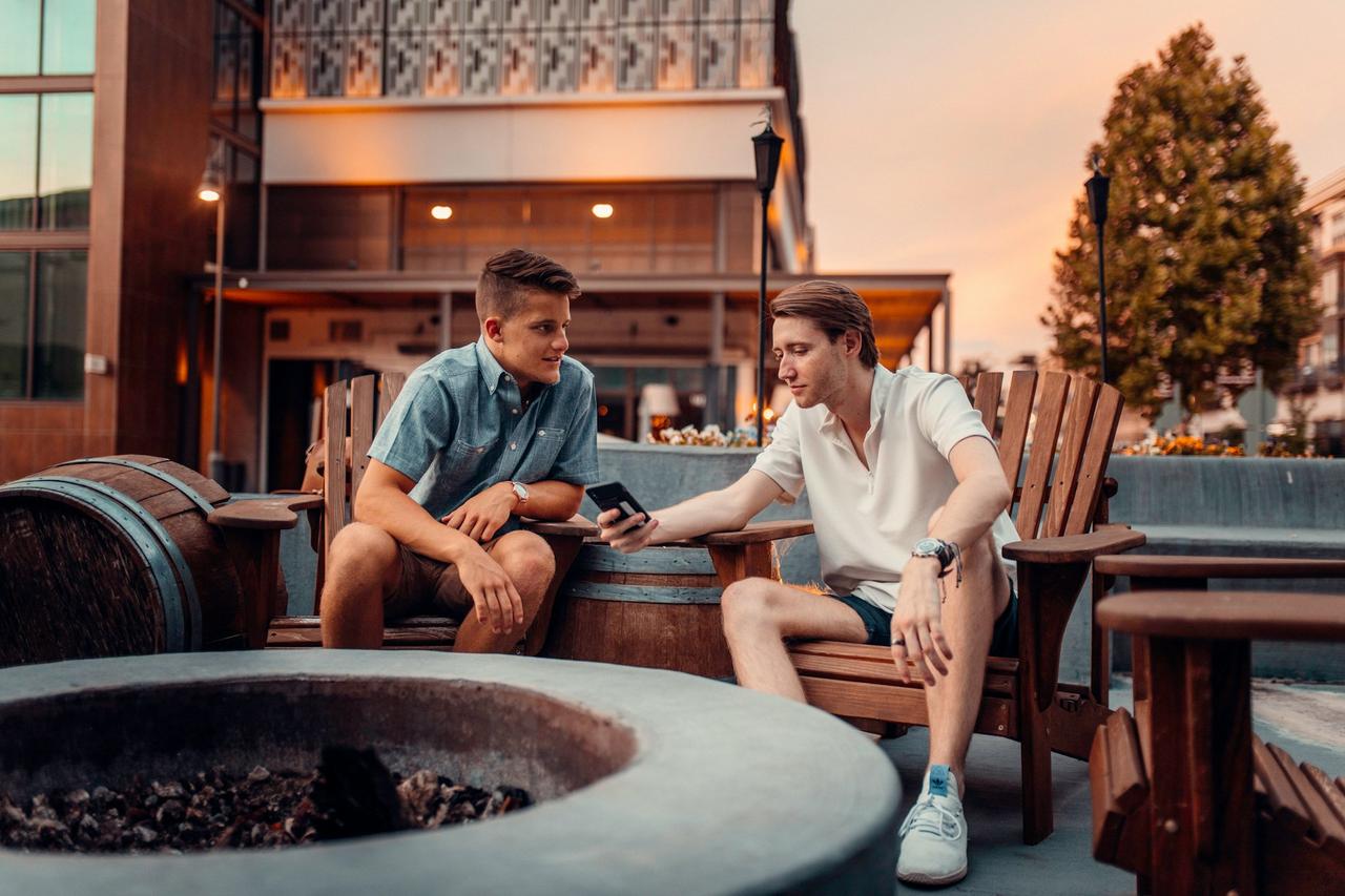 homme en chemise bleue et autre en chemise blanche, tous les deux assis, premier rendez-vous amoureux, 36 questions pour tomber amoureux d’Arthur Aron