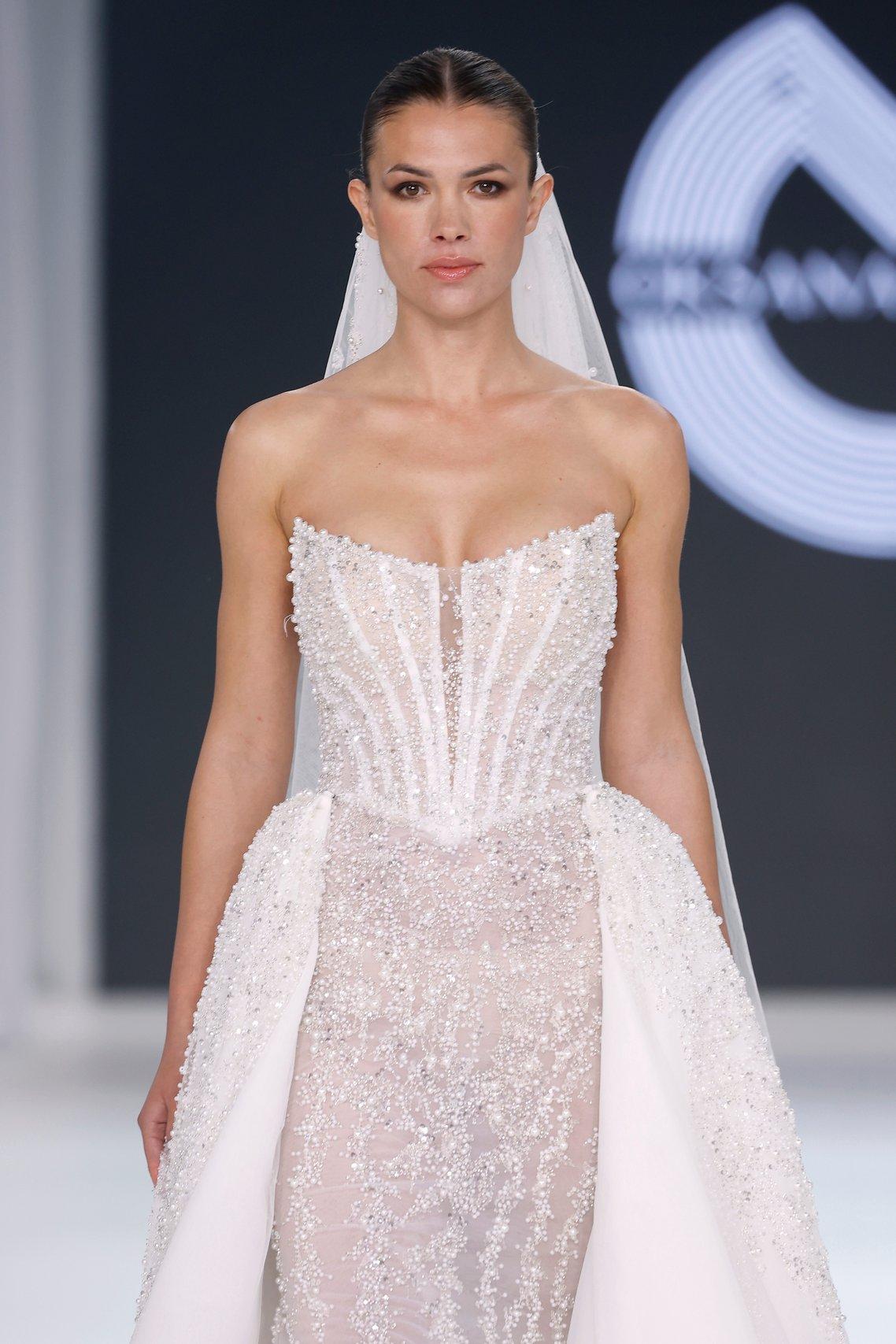 mariée en corset perlé