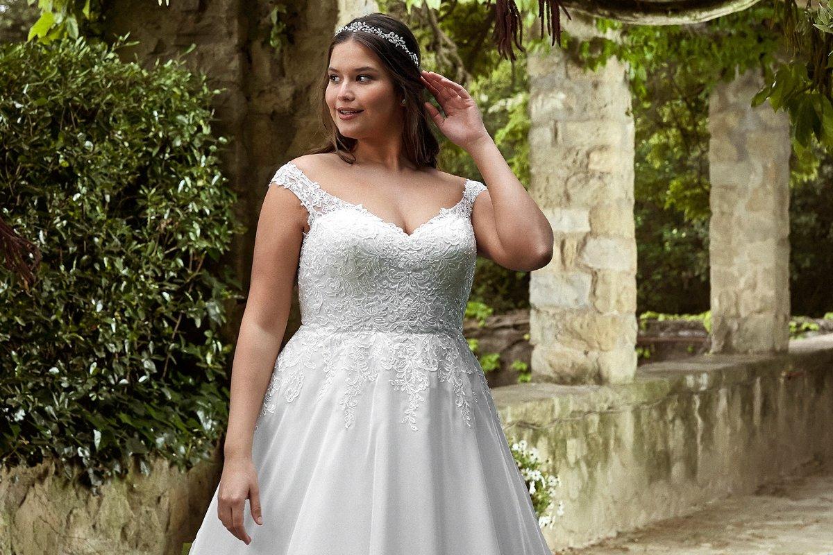 robe de mariée grande taille princesse blanche avec décolleté épaules dénudées et courtes manches