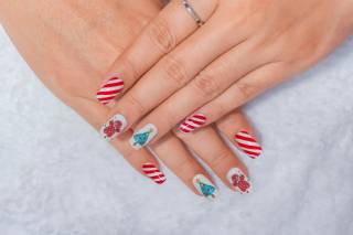 Ongles de Noël avec nail art : rayures, sapin, rennes
