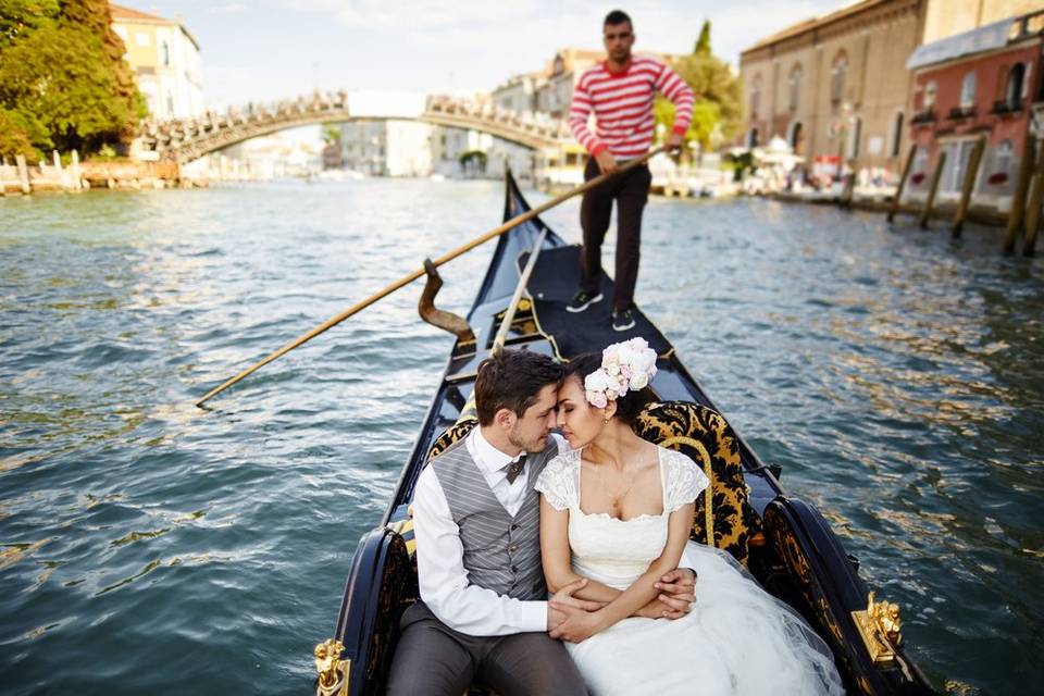 Couple de jeunes mariés à Venise