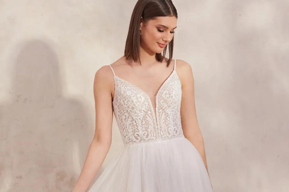 robe de mariée simple adore by justin alexander