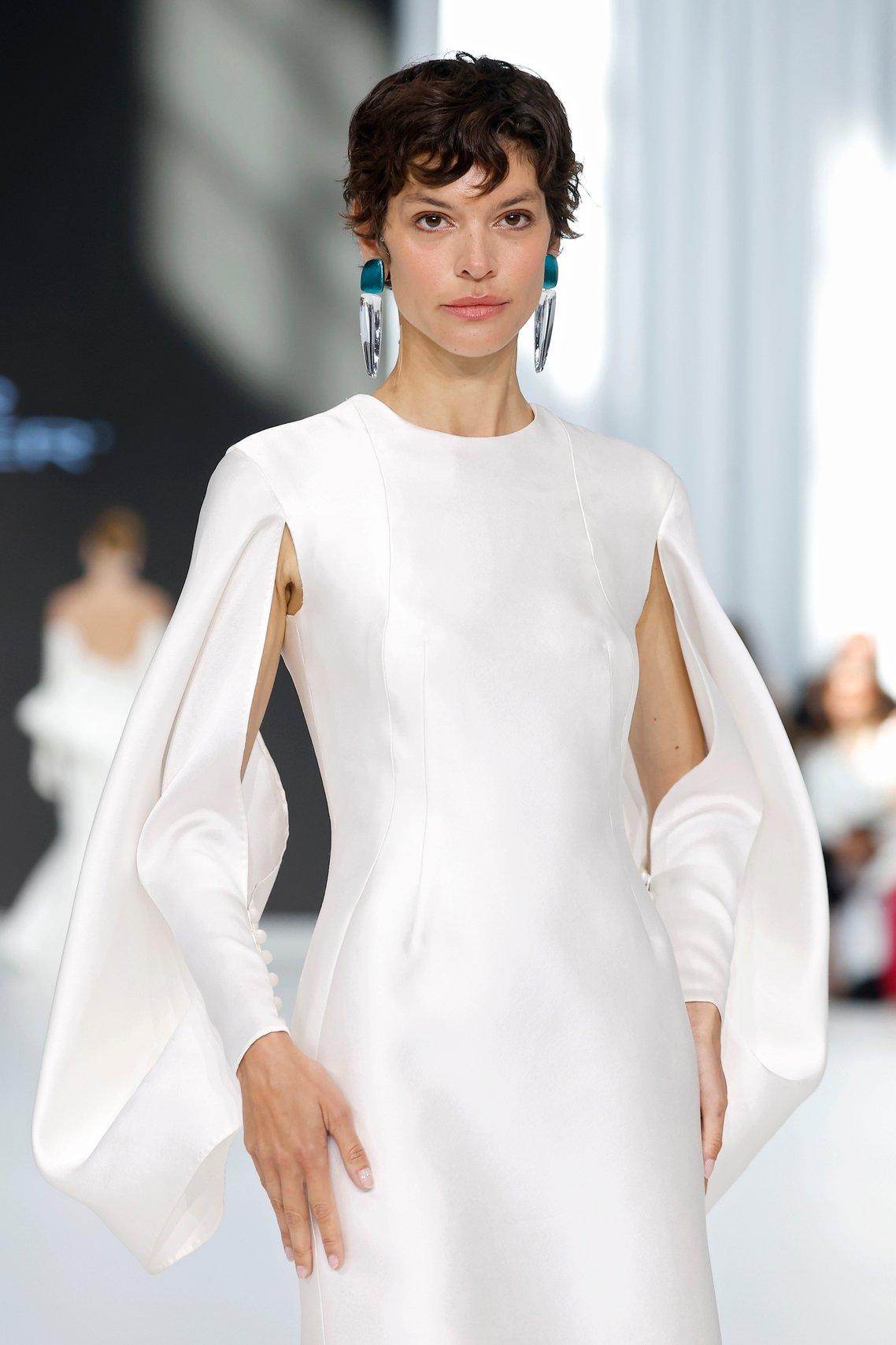 robe de mariee avec manches entrouvertes volume