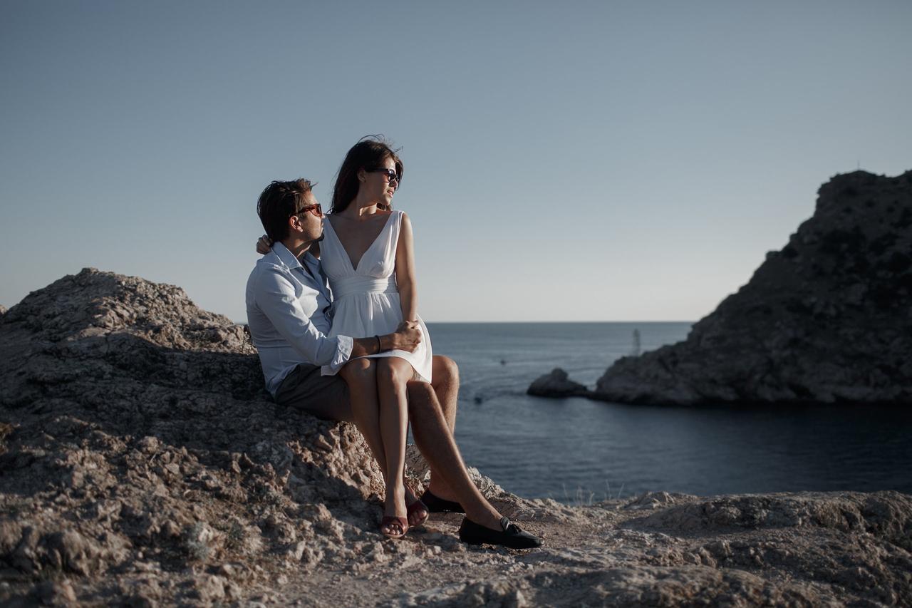 Amour couple de jolie femme et homme à lunettes en plein air en bord de mer, lune de miel europe