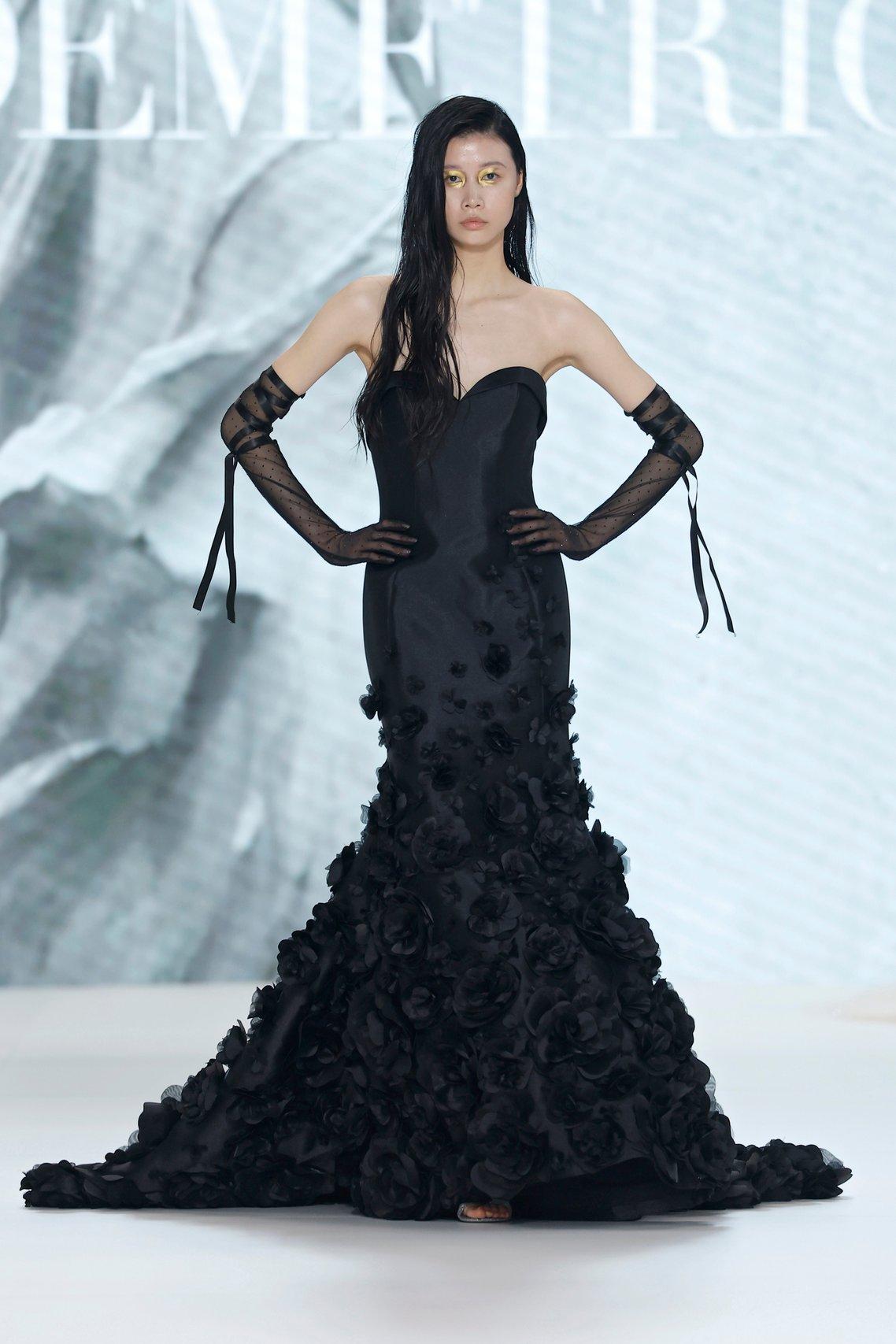 robe de mariée noire a fleurs 3D bustier