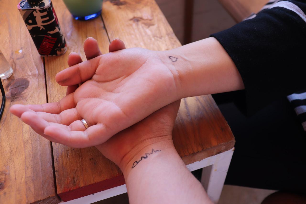 20 idées de tatouages sur les doigts !