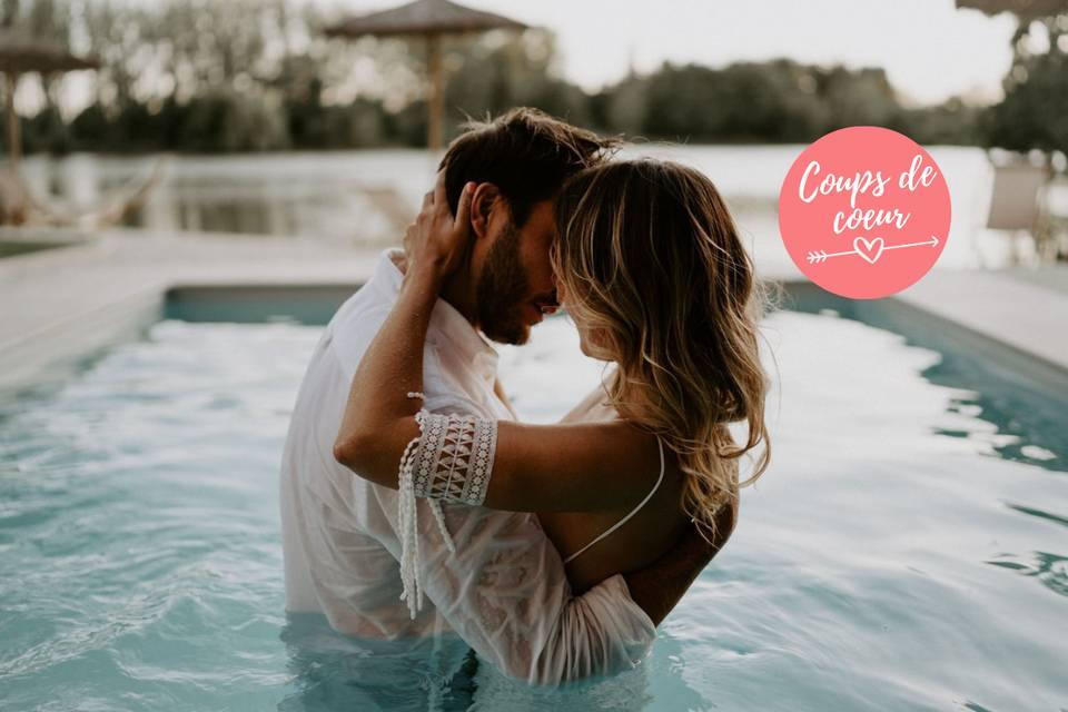 couple de mariés s'embrasse dans la piscine au Domaine de Beaucé