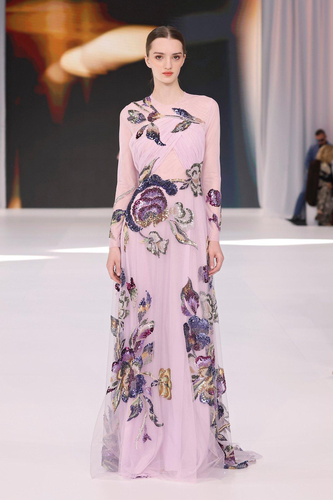 robe de mariée lilas avec fleurs brodées a paillettes