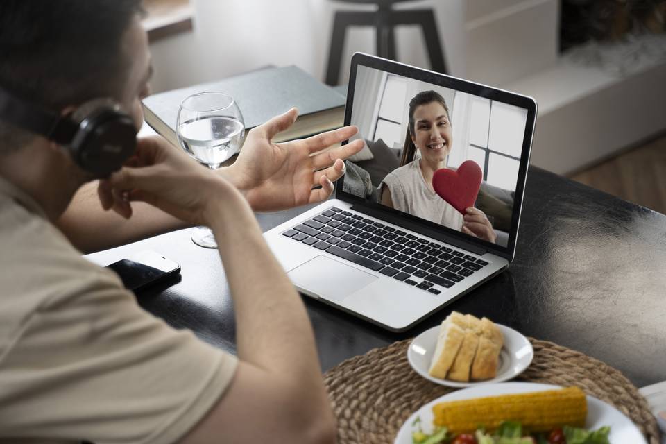 Relation à distance : comment la faire durer ? Conseils, défis et expériences de couples