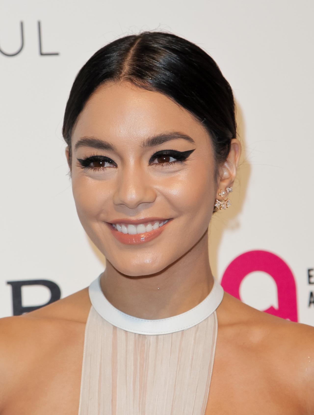 maquillage invitee mariage, oeil de chat, vanessa hudgens