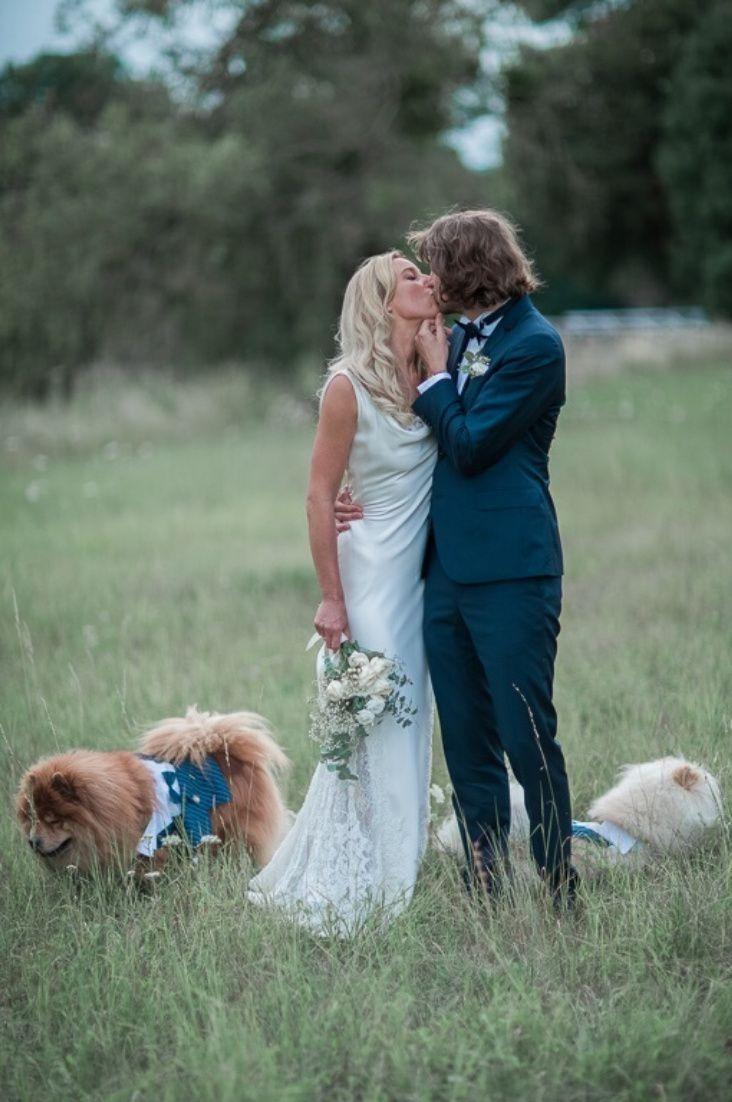 futurs mariés avec leurs chiens, mariage avec chiens