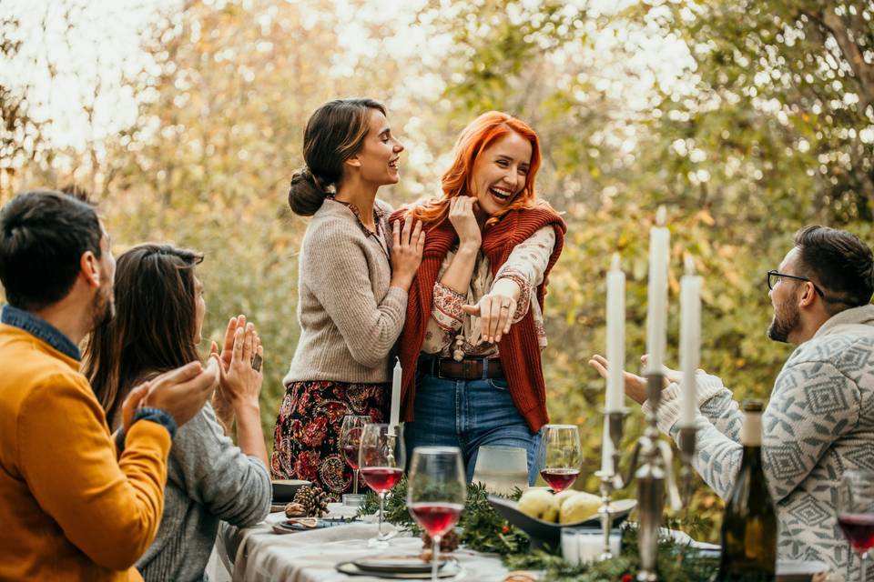 couple de lesbiennes qui annoncent leurs fian&ccedil;ailles &agrave; la famille et aux amis, fete de fian&ccedil;ailles, annonce fian&ccedil;ailles