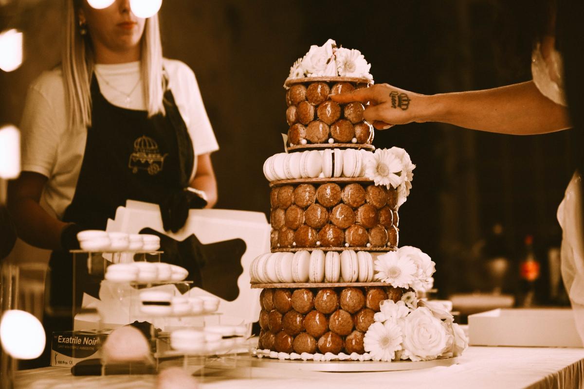 piece montée choux et macarons, croquembouche revisité