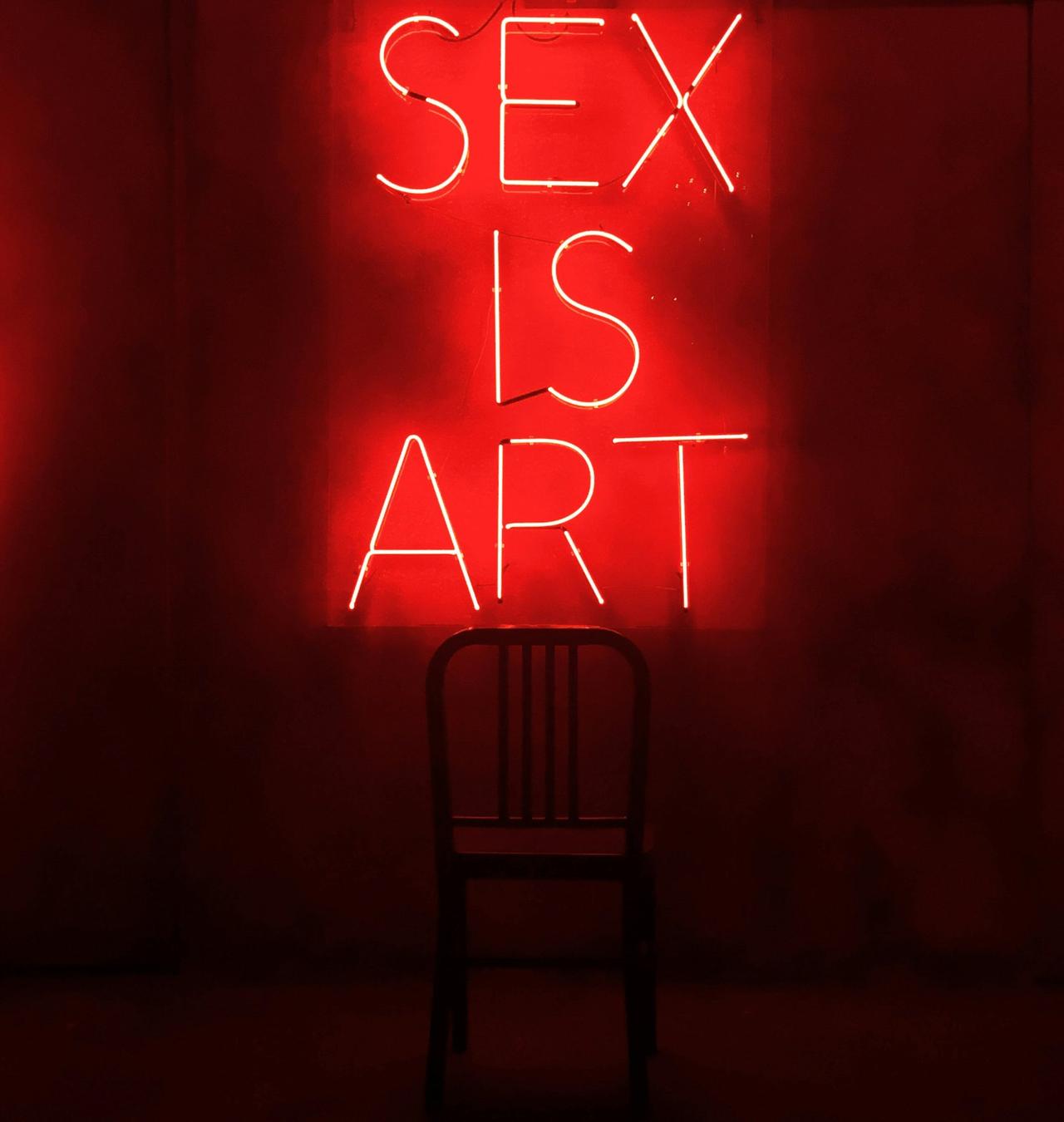 lumières néon en rouge et noir inscription sex is art, le sexe est un art, fetiche