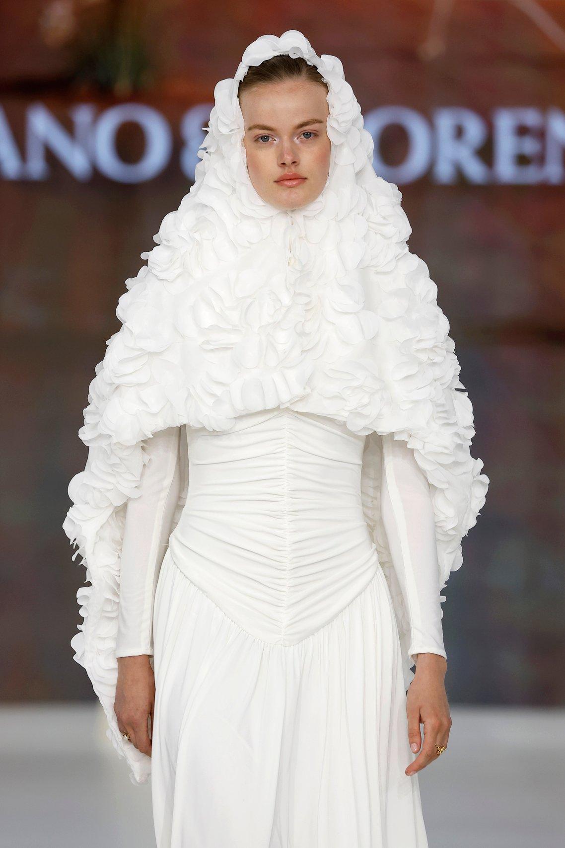robe de mariee drapée avec cape a fleurs 3D tout en mouvement, jeux de volume