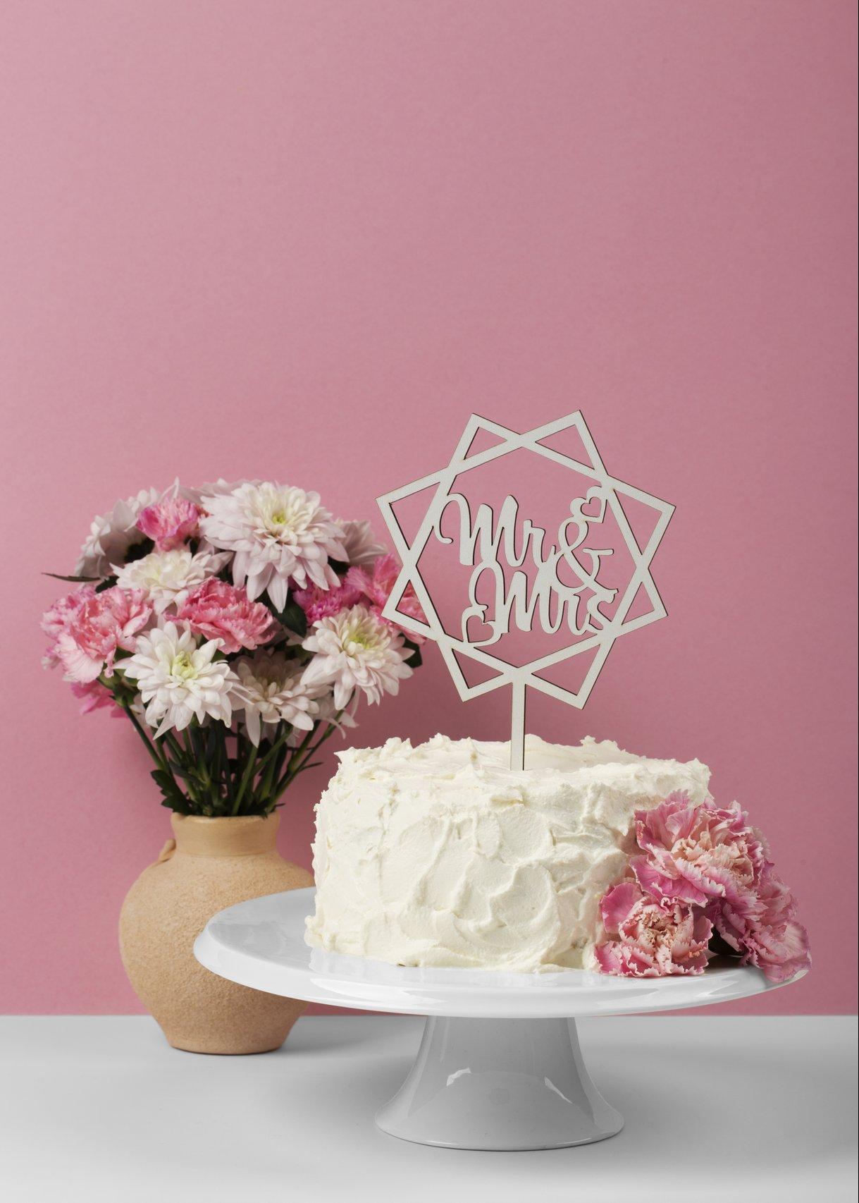 Délicieux gâteau de mariage avec des fleurs, annonce mariage originale