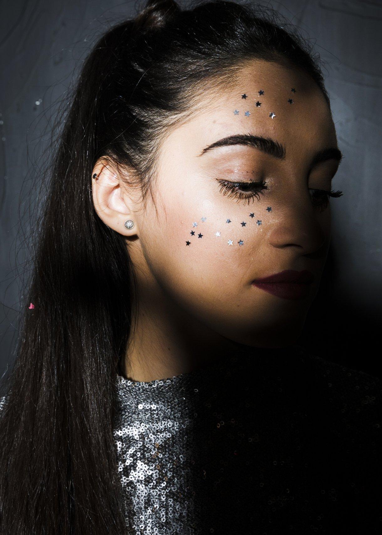 maquillage invitee mariage festif avec etoiles