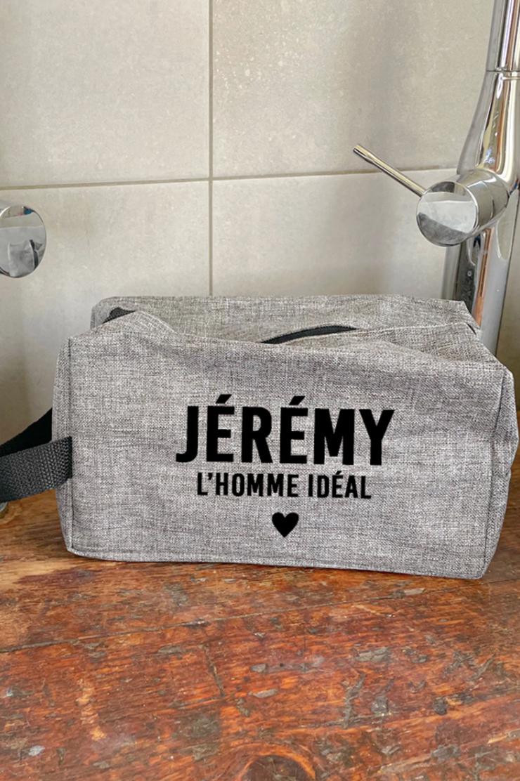 idee cadeau premiere saint valentin homme trousse de toilette personnalisee