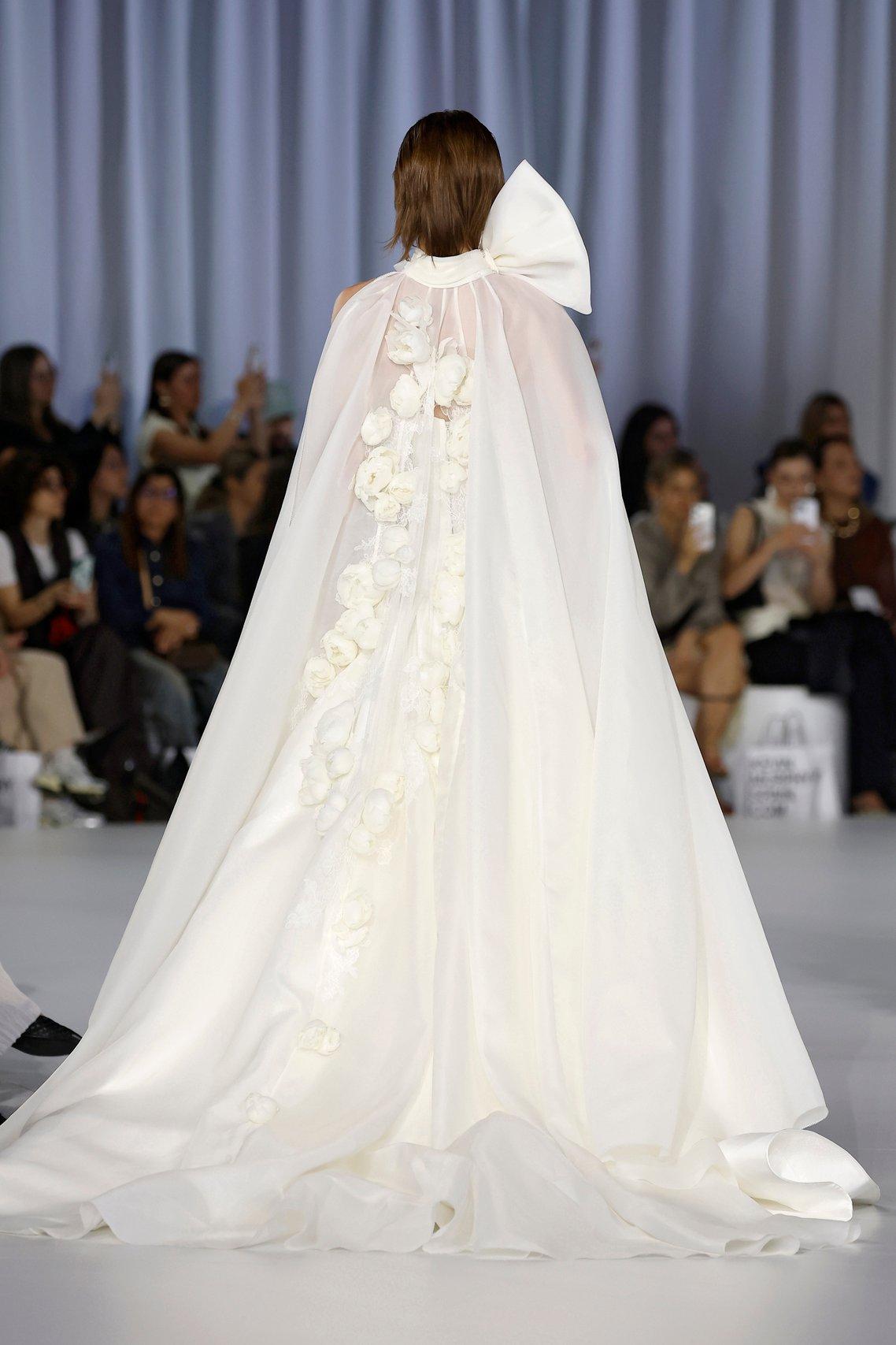 cape mariée detachable avec fleurs en 3D et gros noeud sur le devant