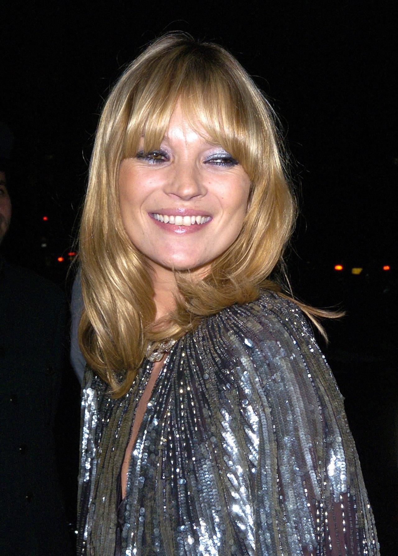kate moss avec maquillage irisé argenté
