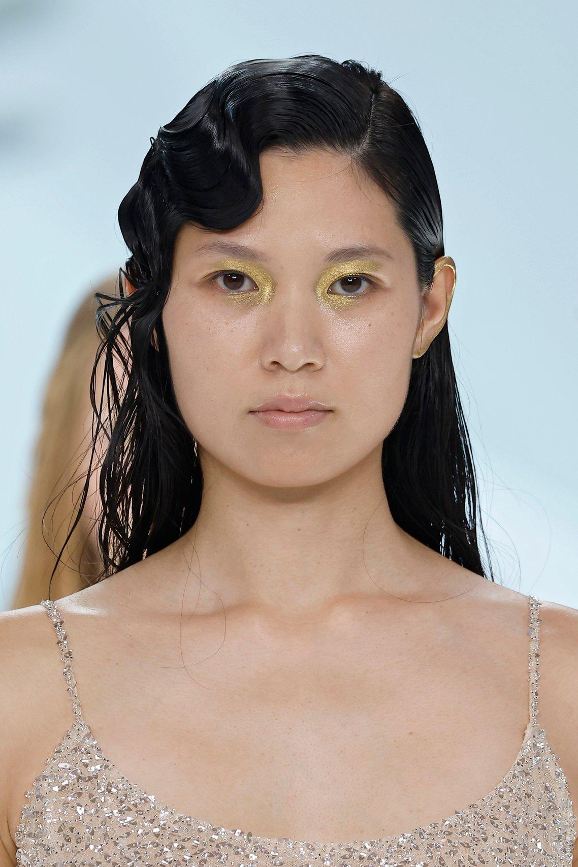 wet look, mariée cheveux effet mouillé, coiffure mariée tendance 2027