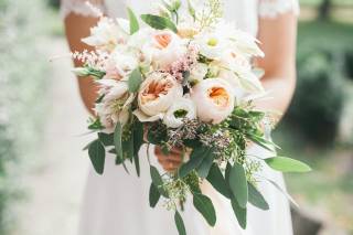 Bouquet de fleurs avec pantone couleur peach fuzz