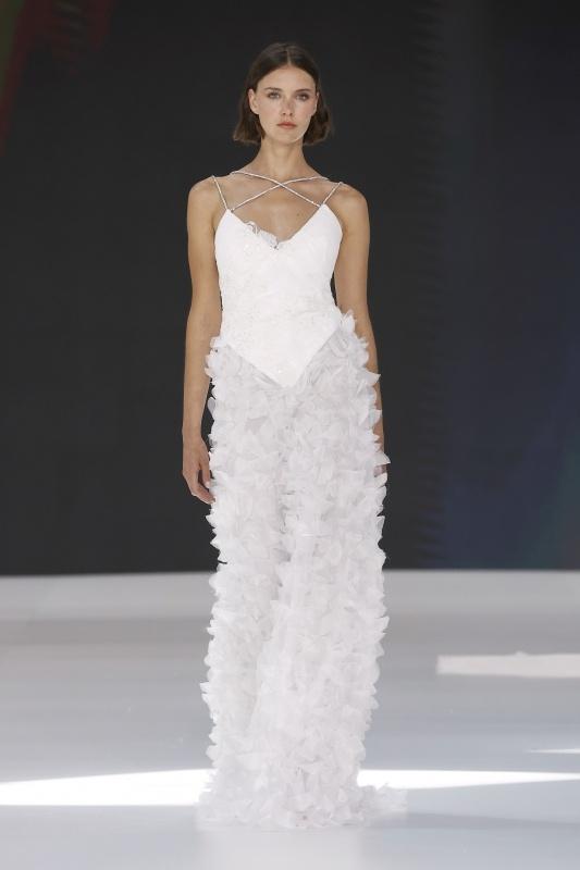 robe de mariée à fines bretelles, jupe à fleurs 3 D, tendance robe mariée 2027