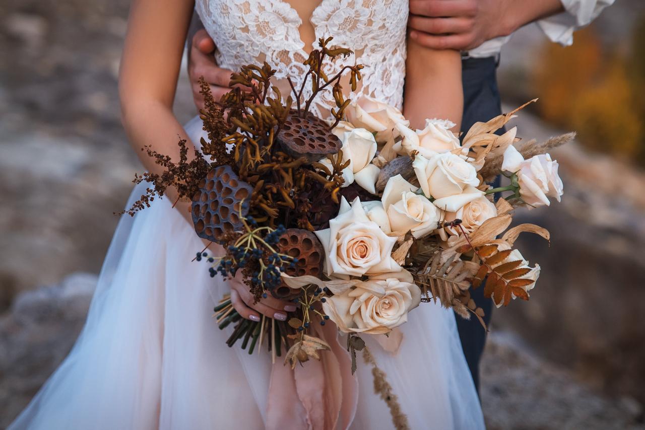 bouquet fleurs inspiration mariage mocha mousse, couleur pantone 2025