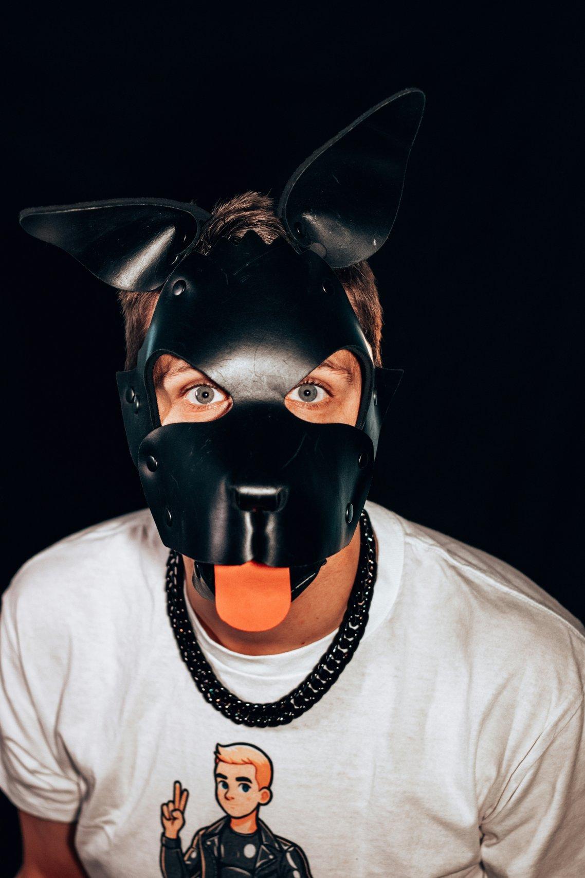 homme avec masque noir et langue orange, déguisé en animal, fetiche, fetichisme