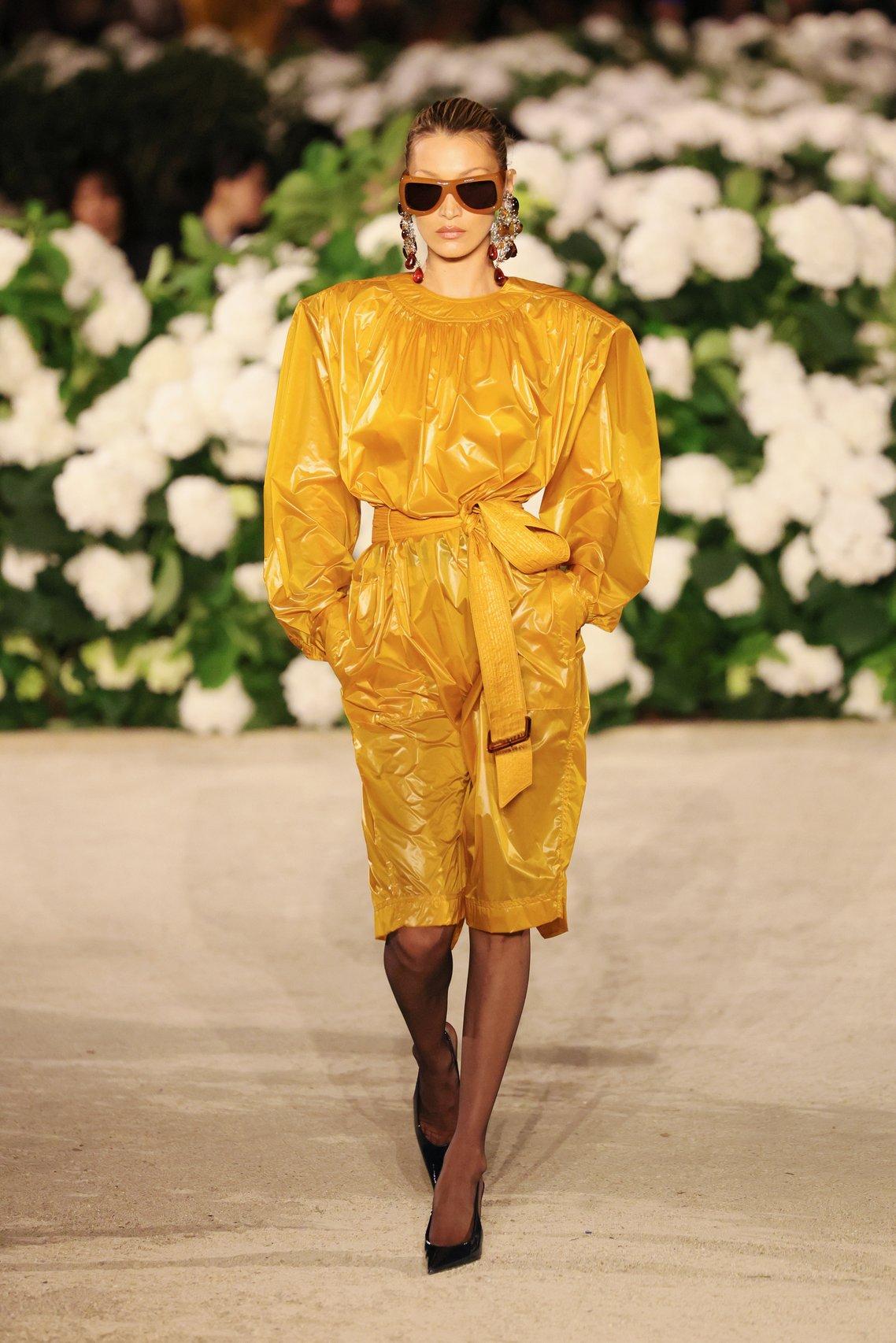 bella hadid avec des boucles d'oreilles XXL durant la Saint Laurent Womenswear Spring/Summer 2026