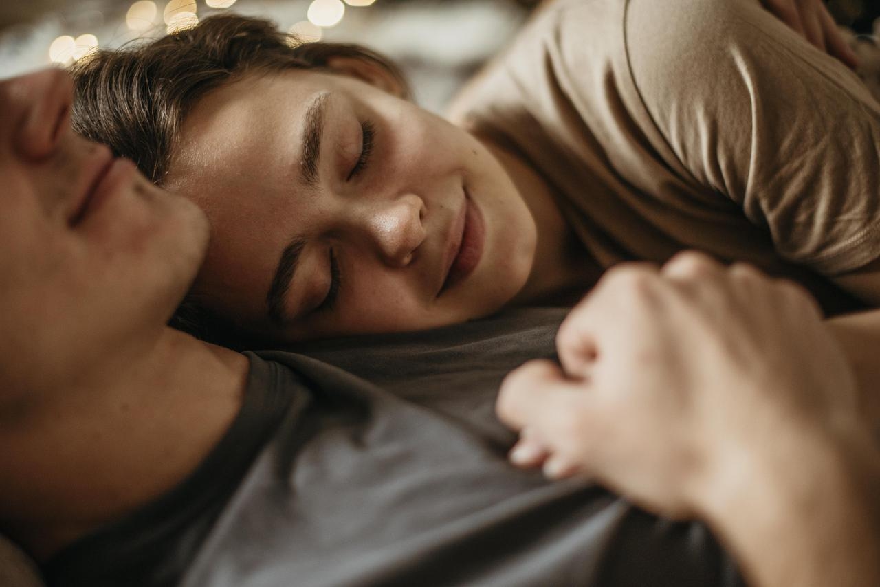 adorable jeune couple amoureux en train de dormir, faire l'amour chaque jour