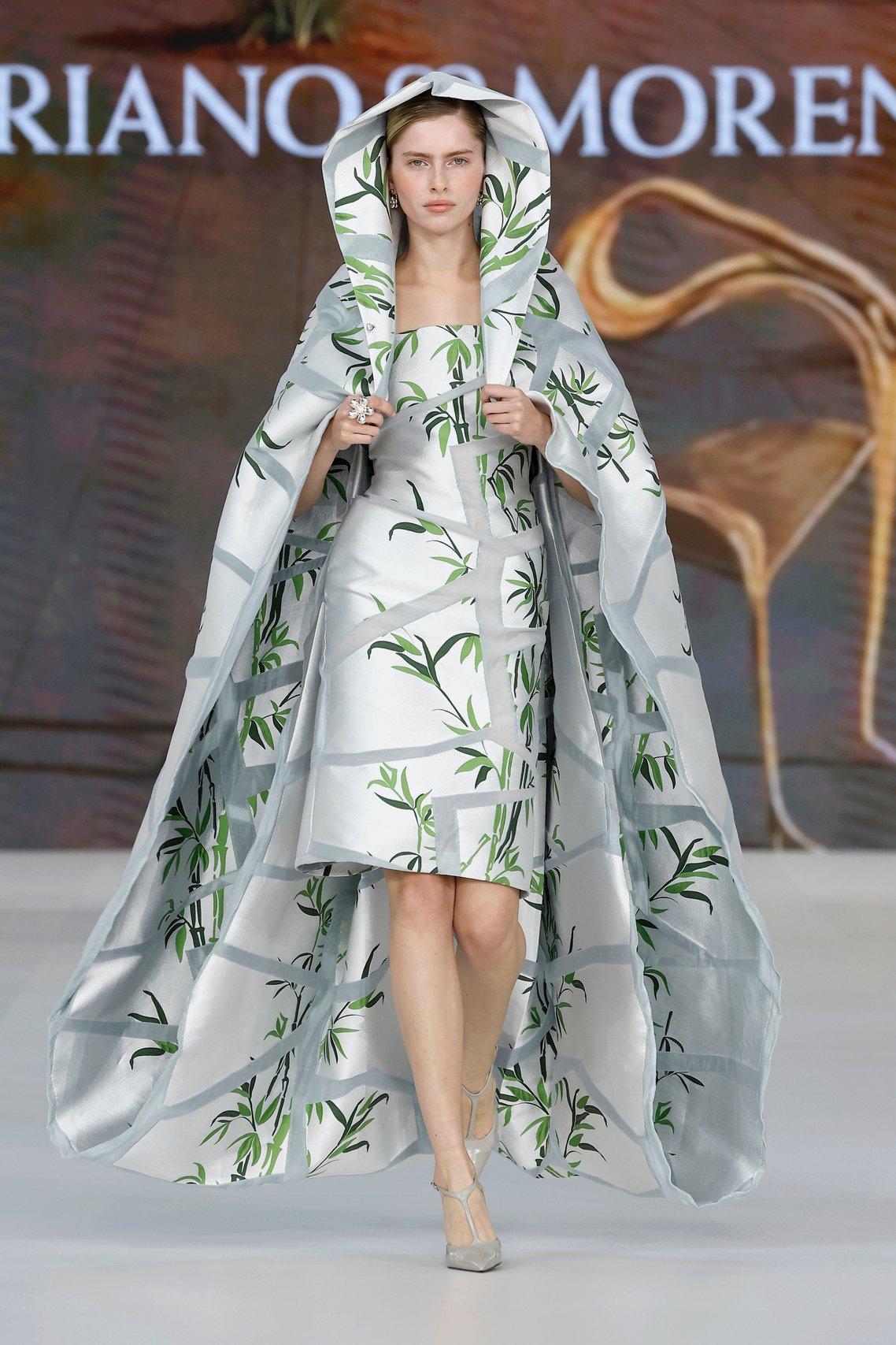 robe de mariée teintée gris clair avec motifs de vegetation