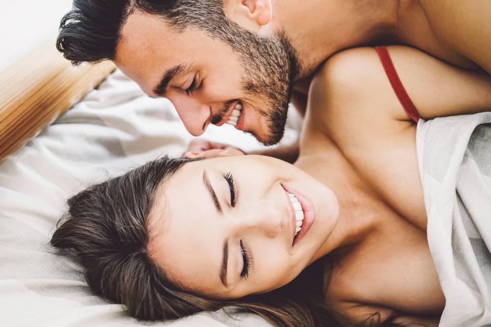 le sourire est l'un des fetiches homme femme préférés, couple dans un lit