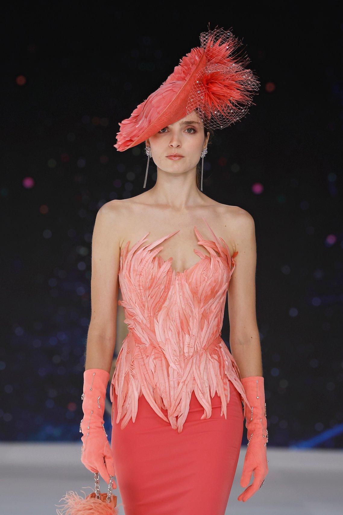 robe de mariée années 60 corail avec buste a plumes et bibi