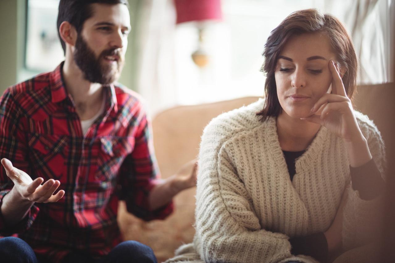 Couple se disputant dans le salon, phrases préférées des manipulateurs 