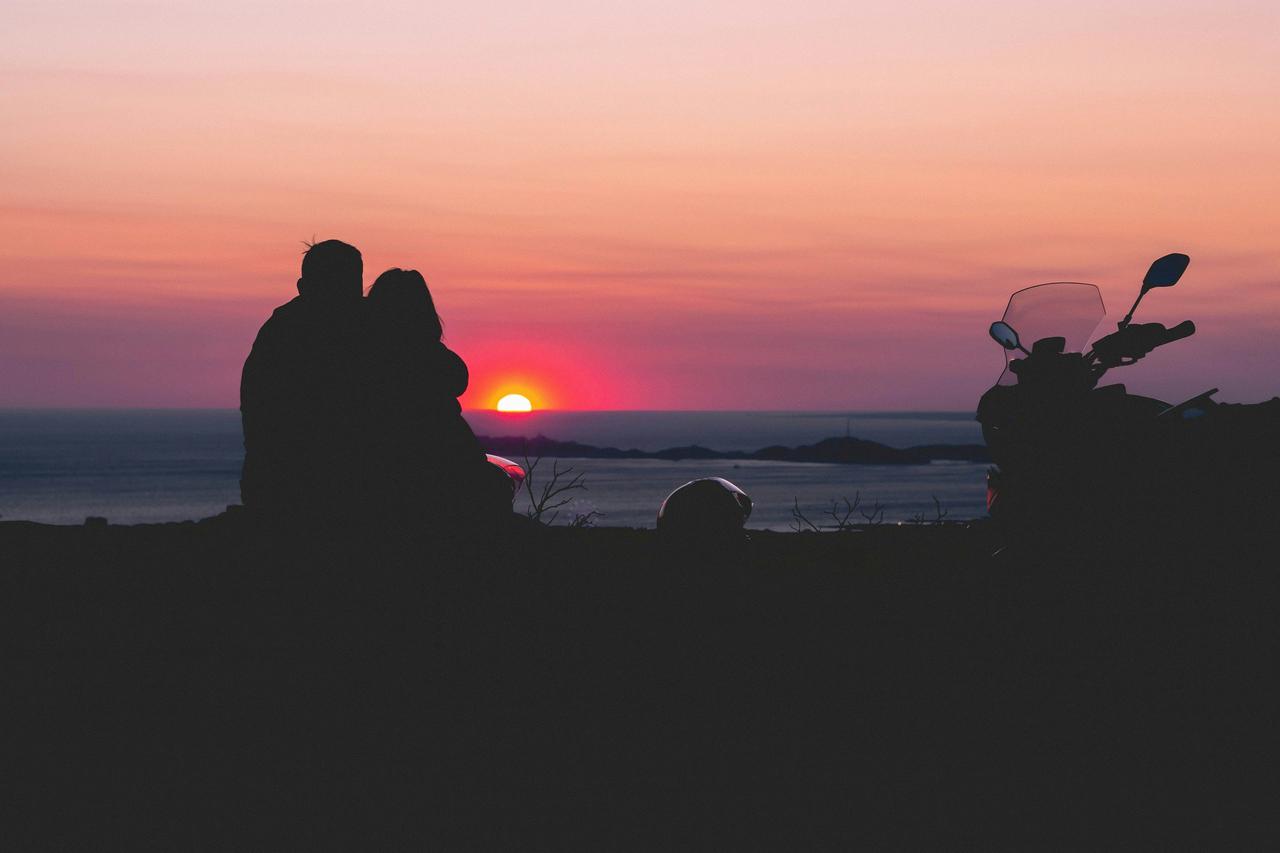 lune de miel insolite europe couple coucher de soleil