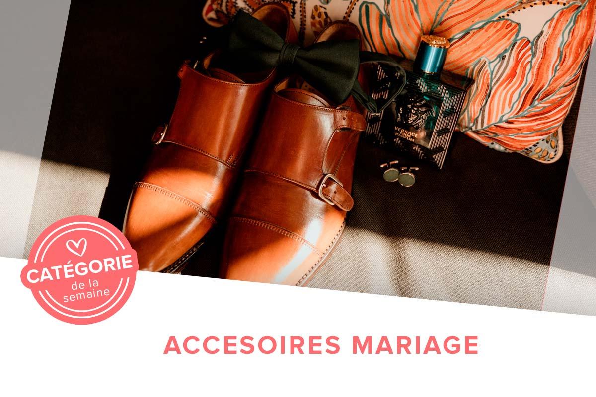 Accessoires Pour Le Marié: Chaussures Marron à Lacets, Boutons De  Manchette, Ceinture Et Noeud Papillon Violet Sur Fond Beige